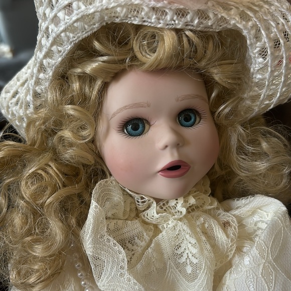 Vintage doll - Picture 2 of 5